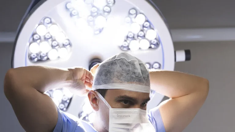 Dr. Eduardo Furlani se prepara no centro cirúrgico