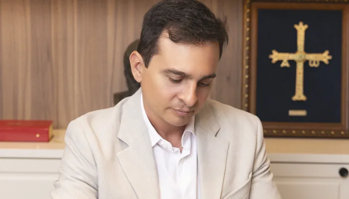 Deep plane ou outra técnica: Dr. Eduardo Furlani faz anotações no consultório durante o planejamento