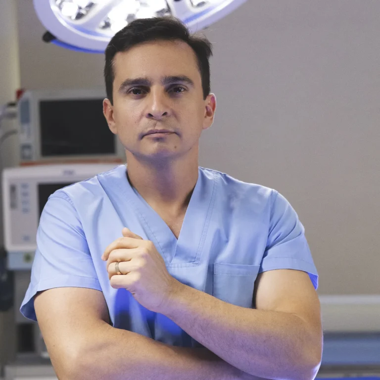 Dr. Eduardo Furlani no centro cirúrgico, onde é feito o lifting de pescoço