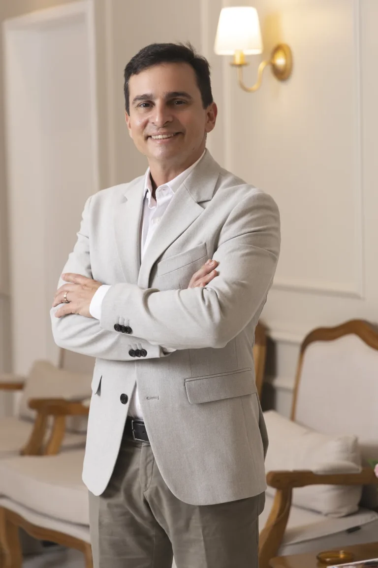 Dr. Eduardo Furlani na recepção da clínica, em Fortaleza