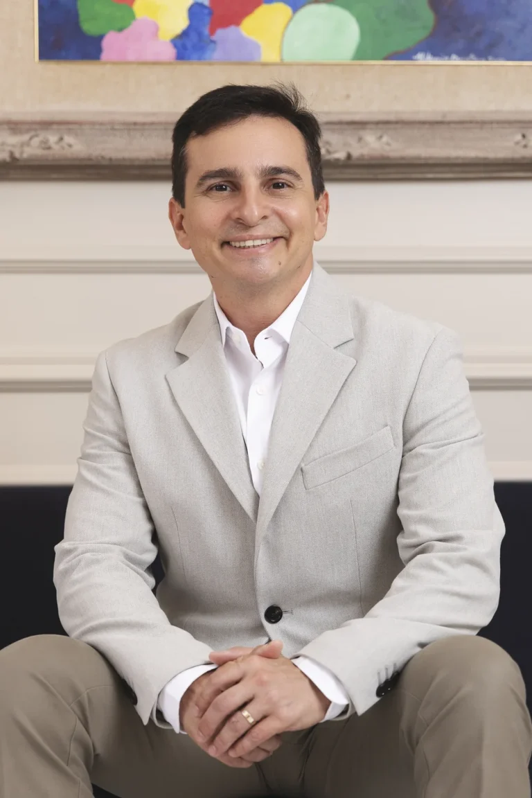 Dr. Eduardo Furlani no consultório, onde é feita a consulta de avaliação da mastopexia