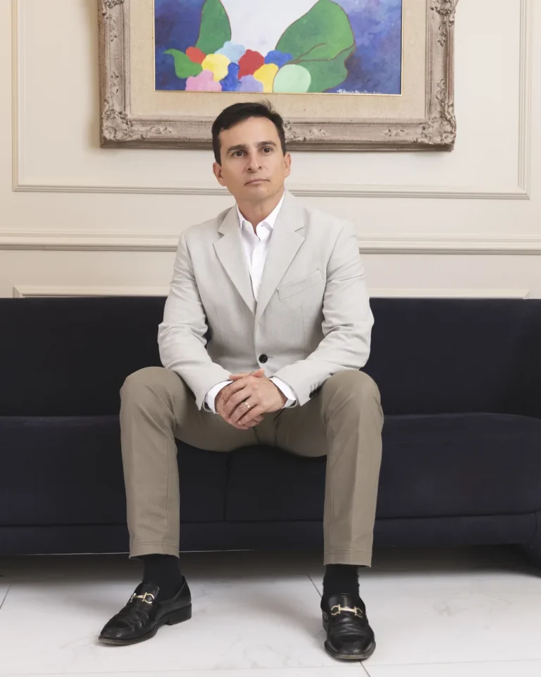 Dr. Eduardo Furlani, cirurgião plástico em Fortaleza, na clínica onde organiza a Plástica Funcional